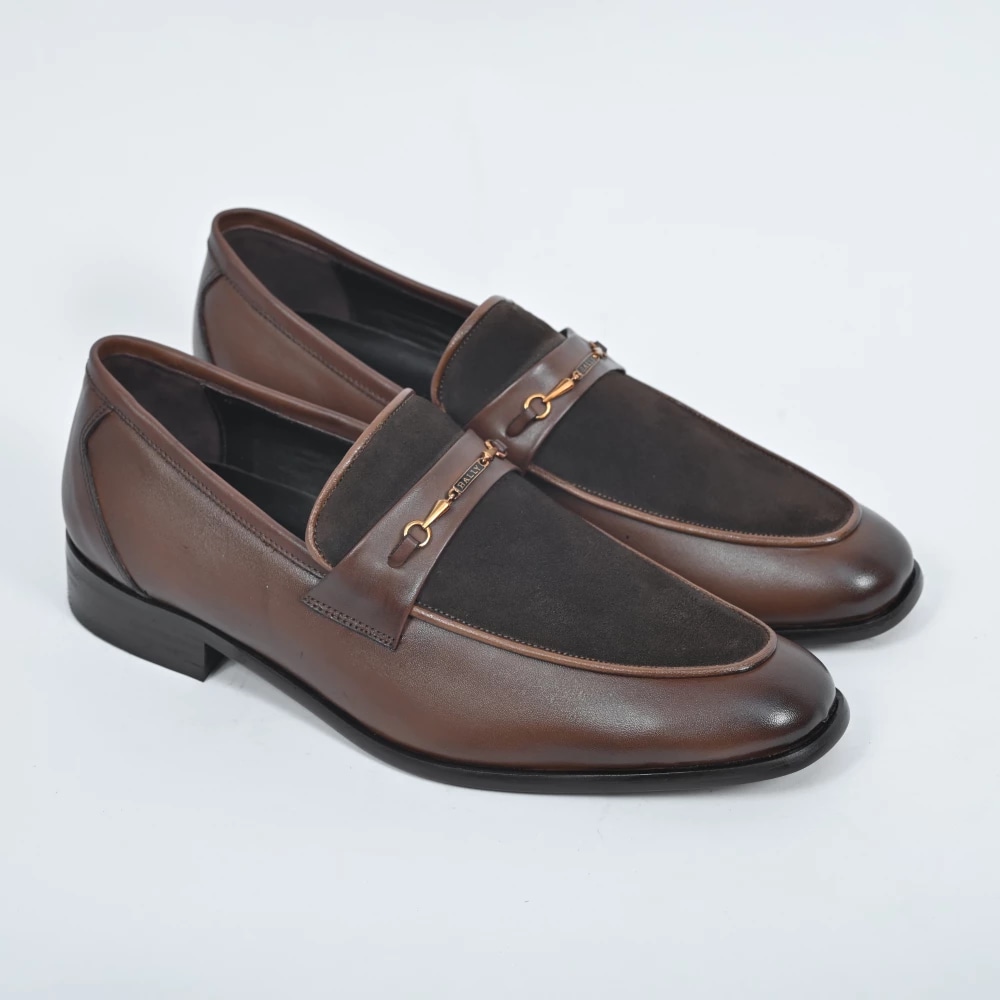 CHAUSSURE AVEC BOUCLE DAIM — MARRON