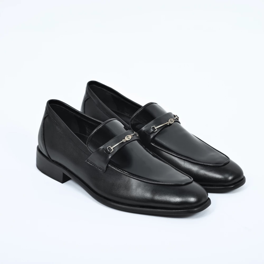 CHAUSSURE AVEC BOUCLE — Noir