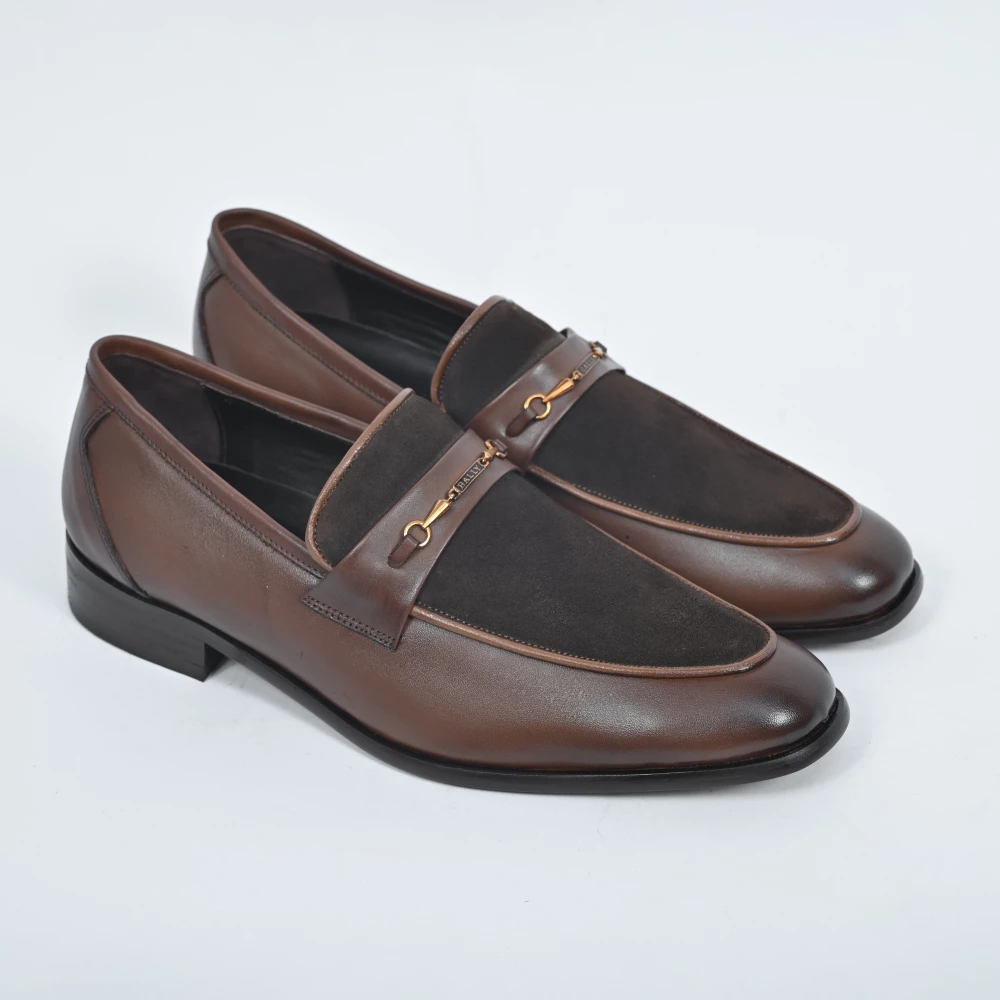 CHAUSSURE AVEC BOUCLE DAIM