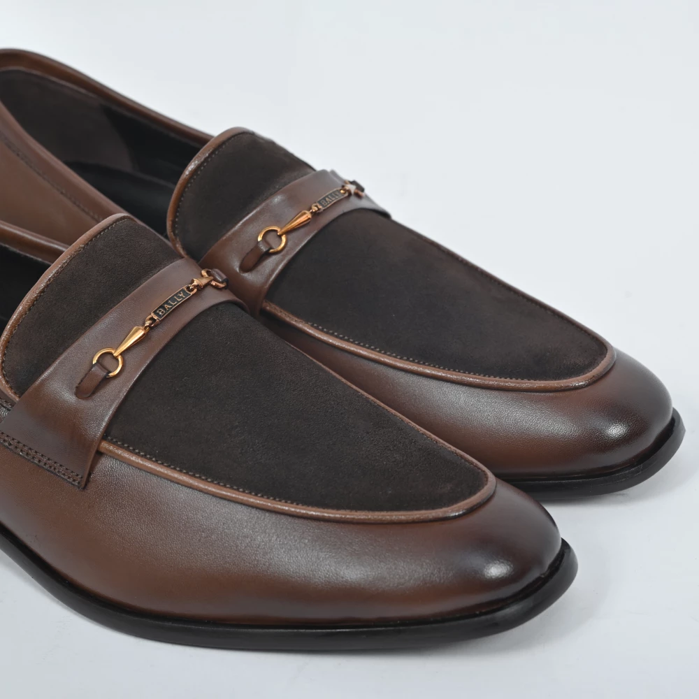 CHAUSSURE AVEC BOUCLE DAIM