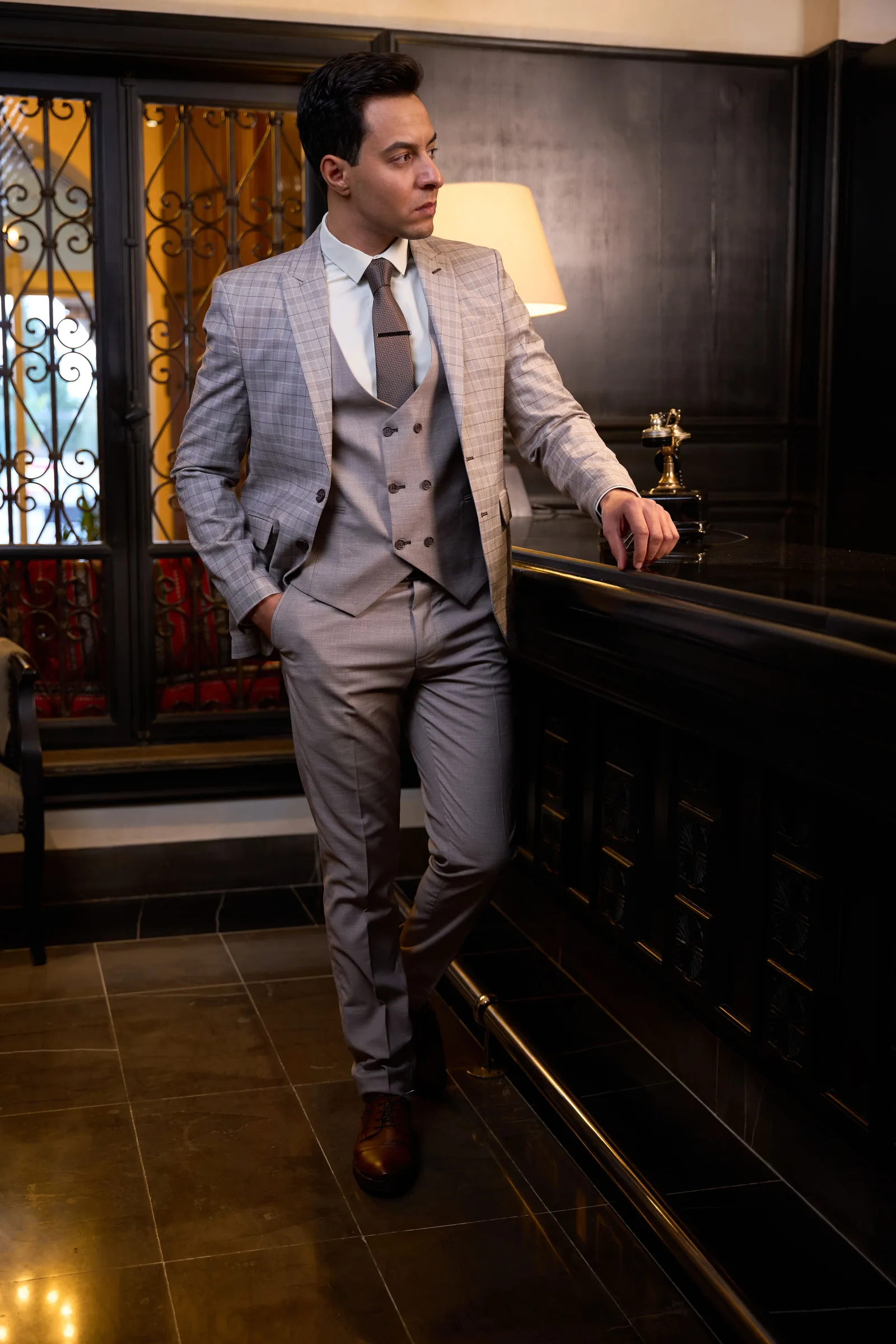 Costume fantaisie 3 pièces pour homme, porté de face
