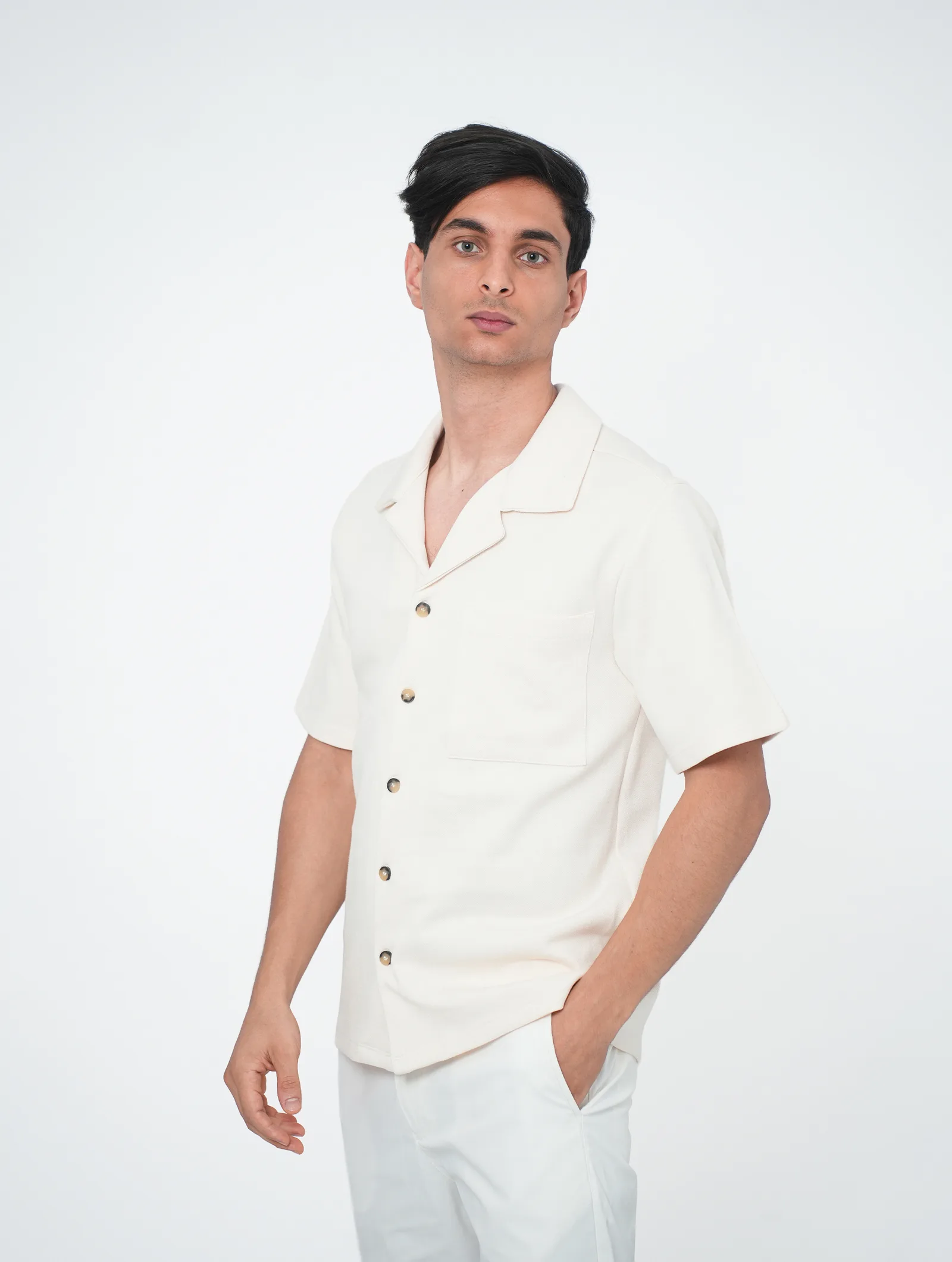CHEMISE COL OUVERT BOUTON CONTRASTE