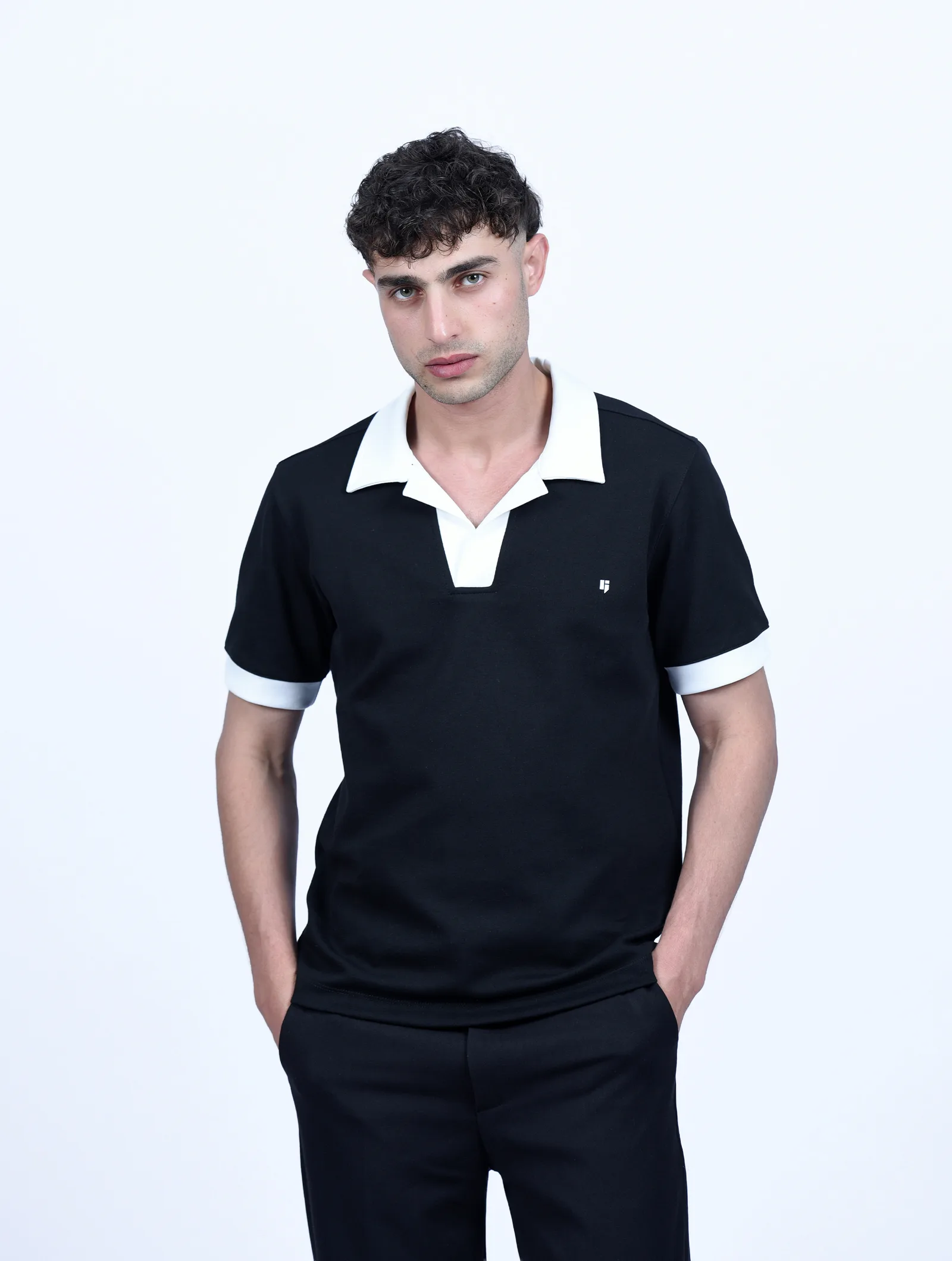 POLO COL OUVERT COL CONTRASTE