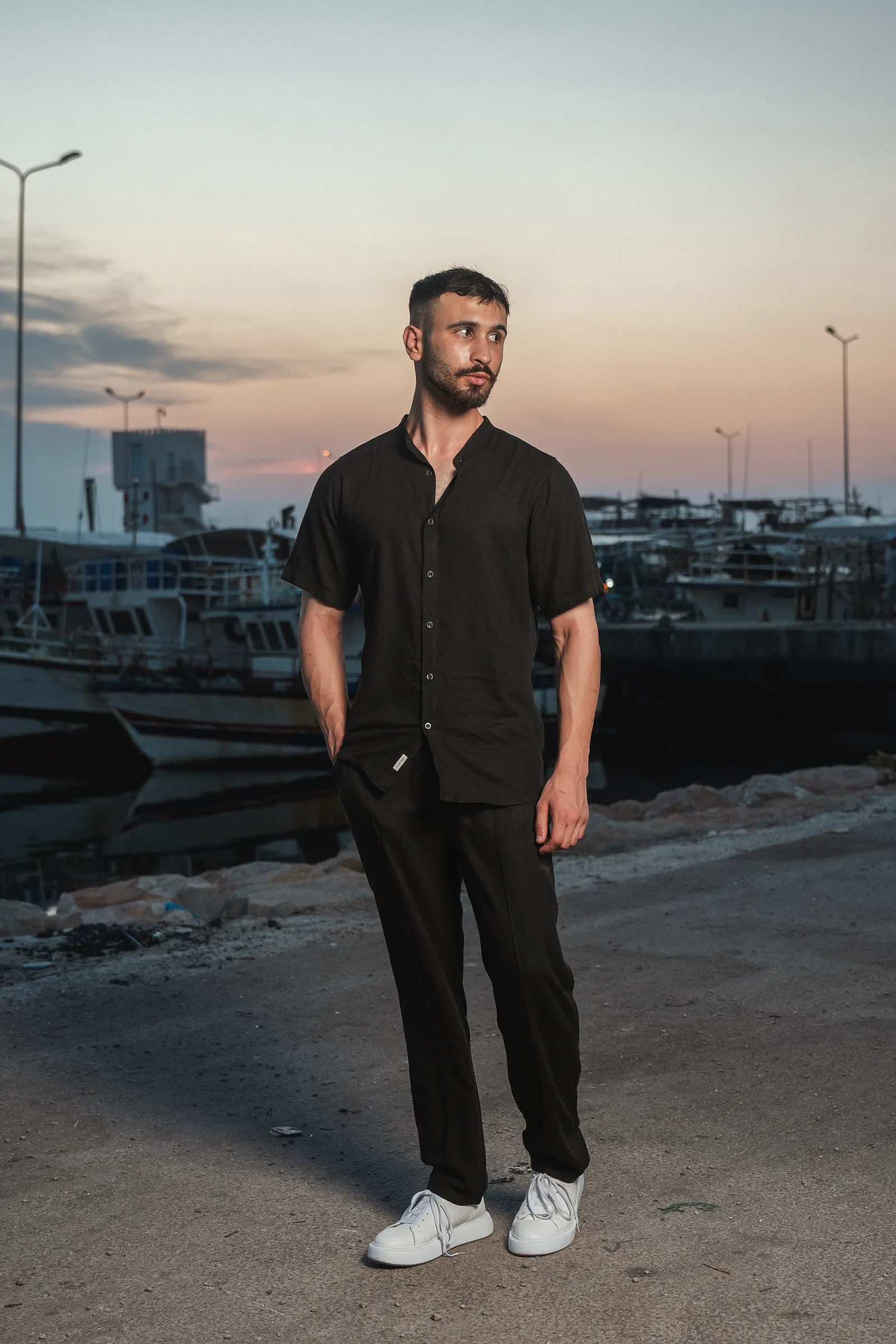 Pantalon homme fluide en lin avec cordon de serrage, porté de face noir