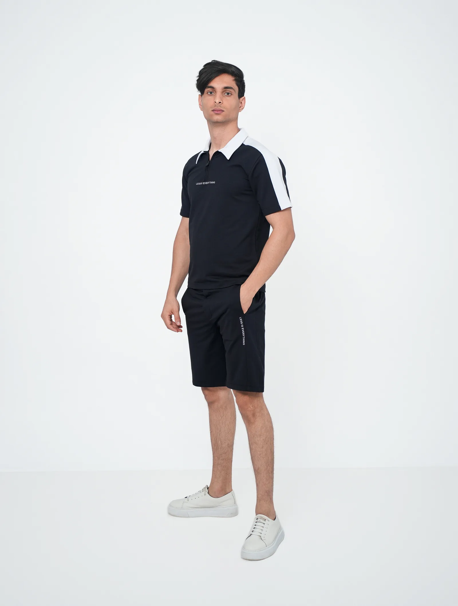 SHORT JOGGER AVEC POCHES PASSEPOILES