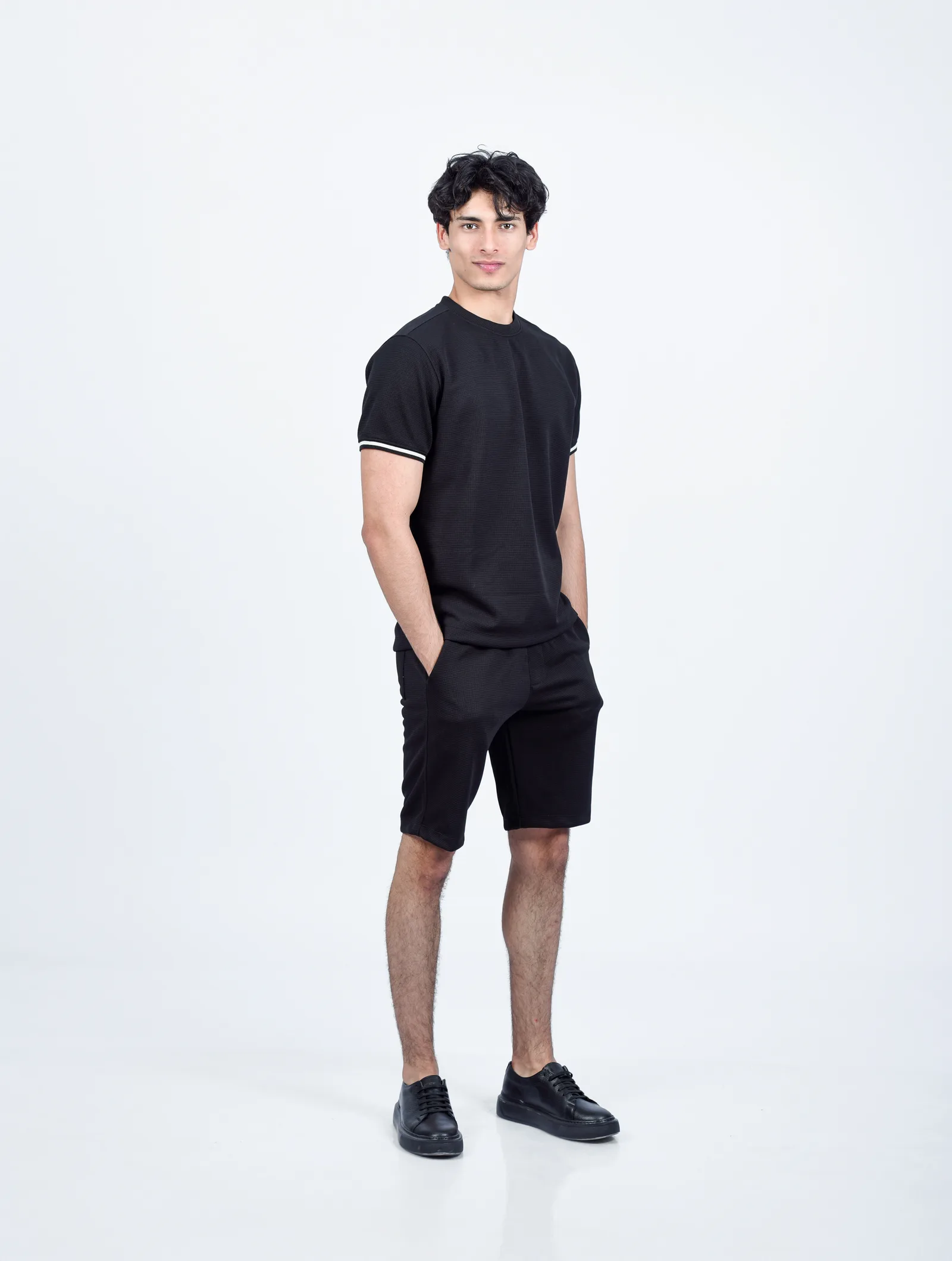 T-shirt homme col rond avec texture de tissu vue de face noir